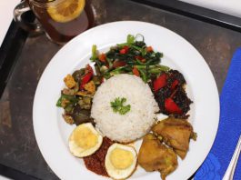 Lunch met de minirijsttafel van Aries