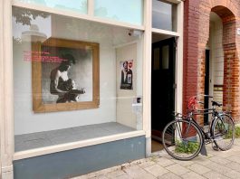 Staatsliedenbuurt eert F. Starik in etalages