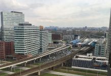Opknapbeurt station Sloterdijk met woningen boven spoor