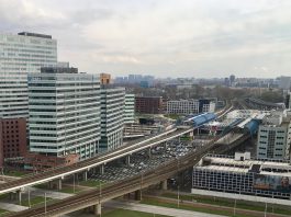Opknapbeurt station Sloterdijk met woningen boven spoor