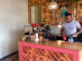 Redbone in de Jan Eef schenkt nu ook koffie