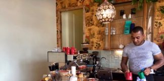 Redbone in de Jan Eef schenkt nu ook koffie