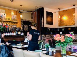 Köfte en véél Chardonnay bij Bistro Bos