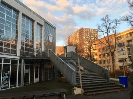 Scholen dicht: Les van vrijwilligers in buurtcentrum