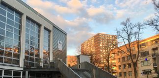 Scholen dicht: Les van vrijwilligers in buurtcentrum