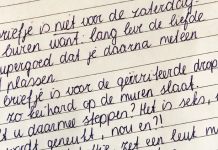 Grappig briefje waarschuwt de buurman die genoeg heeft van seksende buren