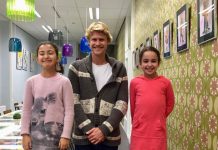 Meester Koen geeft les in Nieuw-West