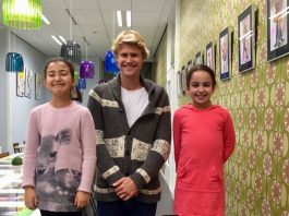 Meester Koen geeft les in Nieuw-West