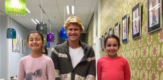 Meester Koen geeft les in Nieuw-West