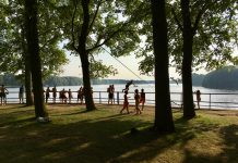 Nieuwe steigers aan oever Sloterplas