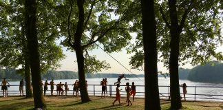 Nieuwe steigers aan oever Sloterplas