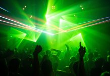 Een discofeestje bouwen bij Chez Miné in Houthaven