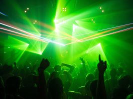 Een discofeestje bouwen bij Chez Miné in Houthaven