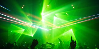 Een discofeestje bouwen bij Chez Miné in Houthaven