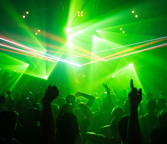 Een discofeestje bouwen bij Chez Miné in Houthaven