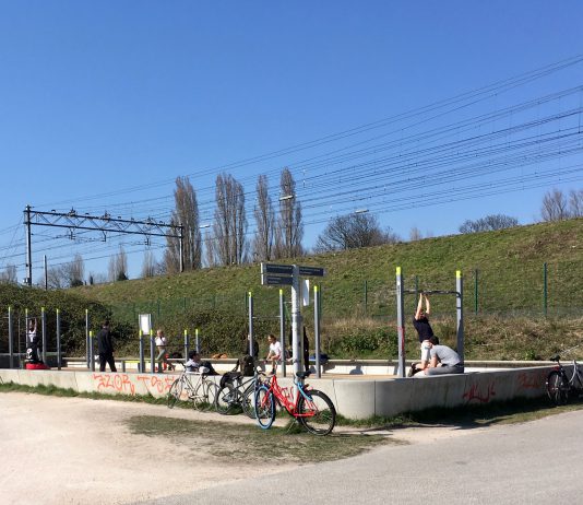 Het is nog steeds druk bij fitnesstoestellen in het Westerpark