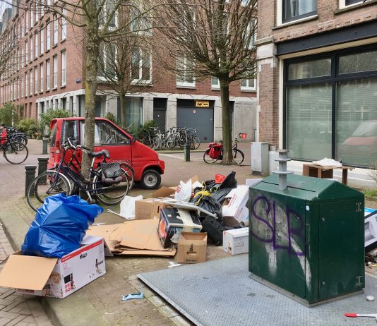 Bergen afval stapelen zich op: ’Hou grofvuil binnen’