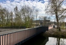 Bruggen voor voetgangers en fietsers over Haarlemmertrekvaart