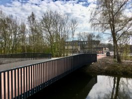 Bruggen voor voetgangers en fietsers over Haarlemmertrekvaart