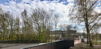 Bruggen voor voetgangers en fietsers over Haarlemmertrekvaart