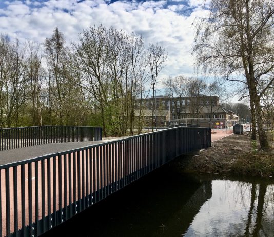 Bruggen voor voetgangers en fietsers over Haarlemmertrekvaart
