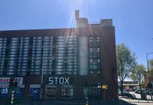 Beelden van brandstichters zendmast in West