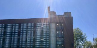 Beelden van brandstichters zendmast in West