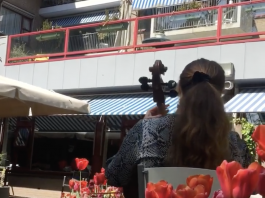 Celliste speelt voor bewoners Nieuw Vredenburgh in De Baarsjes