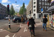 Voetganger op fietspad in grote winkelstraten van West?