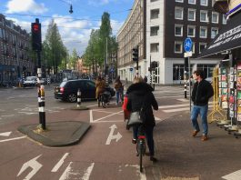 Voetganger op fietspad in grote winkelstraten van West?