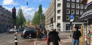 Voetganger op fietspad in grote winkelstraten van West?