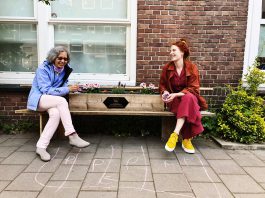 Een borrel drinken met je buren gaat prima op deze 1,5 meter-bank