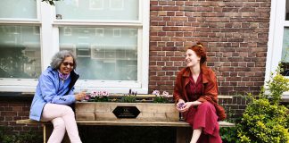 Een borrel drinken met je buren gaat prima op deze 1,5 meter-bank