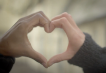 Herdenken op Het Zaanhof: kijk en luister naar een gedicht van Matimba Deul