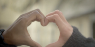 Herdenken op Het Zaanhof: kijk en luister naar een gedicht van Matimba Deul