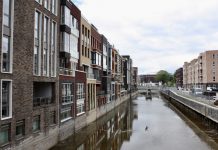 Water in nieuwe gracht Houthaven