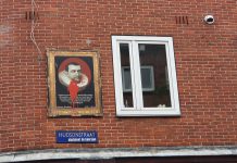 Rode verfspetters op portretten zeevaarders Admiralenbuurt