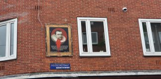 Rode verfspetters op portretten zeevaarders Admiralenbuurt