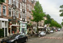 Fietsers naar rijbaan in J. P. Heijestraat