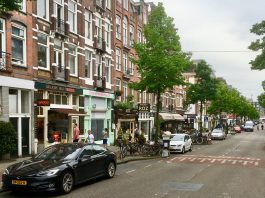 Fietsers naar rijbaan in J. P. Heijestraat