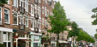 Fietsers naar rijbaan in J. P. Heijestraat