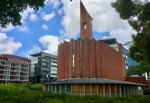 Nieuw pleintje met banken bij de Kolenkitkerk