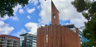 Nieuw pleintje met banken bij de Kolenkitkerk