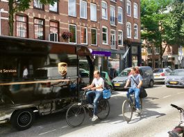 Winkeliers J.P. Heijestraat willen fietsers terug op fietspad