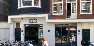 ‘Studenten in slaapcabines intensieve mensenhouderij’