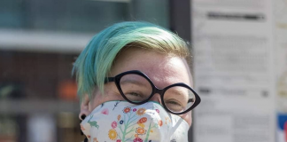 Mondkapje op, mondkapje af, intrigerende foto’s van Mildred Theunisz