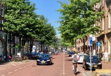 Veel fietsers door Spaarndammerstraat bij brug naar Noord