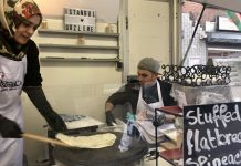 Piekfijne Turkse snack ‘gözleme’ op de Ten Katemarkt