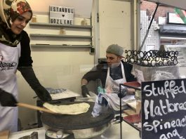 Piekfijne Turkse snack ‘gözleme’ op de Ten Katemarkt