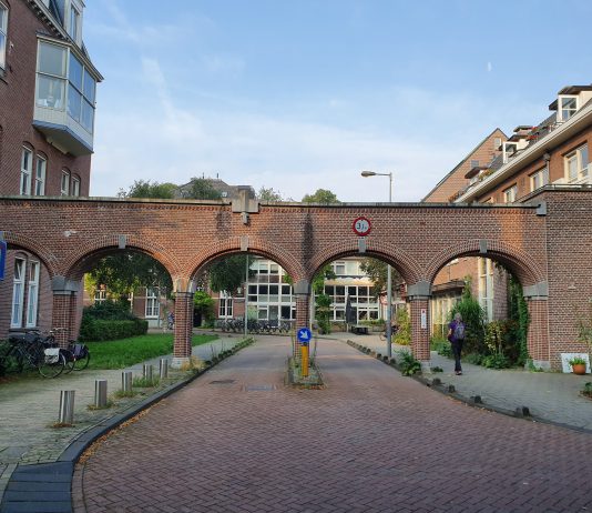 Man (19) zwaargewond door steekpartij bij Eerste Helmersstraat
